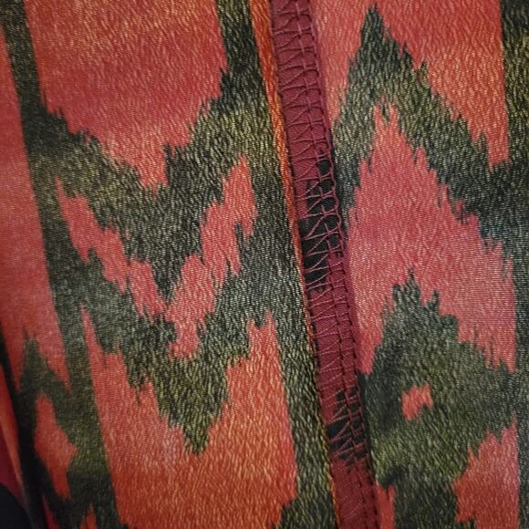 Forever 21 women's dark red & black tribal Aztec design lightweight top size 1x - Picture 6 of 9